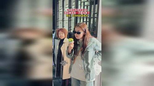 景点吃瓜女